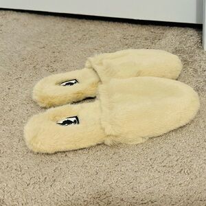 Pretty Vivienne Hu VHNY size 36 cream faux fur hard bottom slip on slippers new